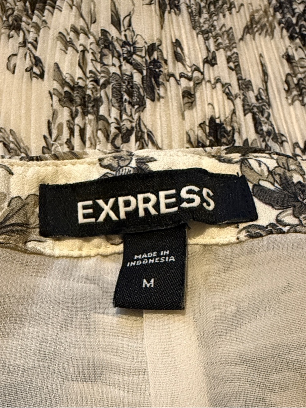 Express Charcoal Black And White Floral Pleated Ruched A-Line Flowy Mini Skirt - Picture 5 of 5